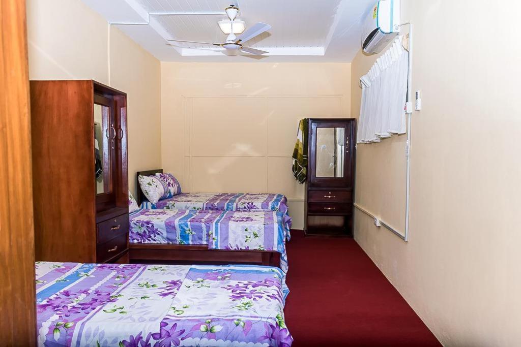 Sandpark Place, West Hills Mile 11 Luaran gambar